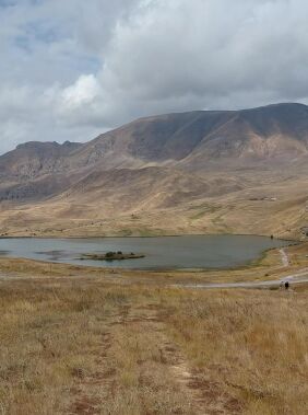 hiking along the Zorbulag - Ashaghi Batabat Lake