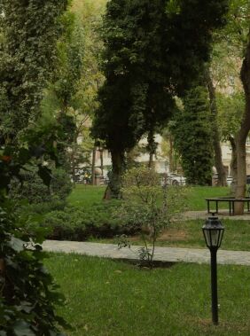 Зеленый уголок в центре Баку