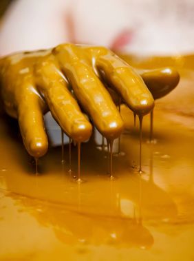 Bathe in Naftalan oil to relieve aches and pains