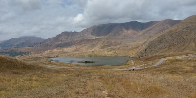 hiking along the Zorbulag - Ashaghi Batabat Lake