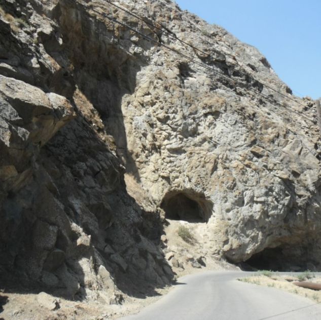 Древние пещеры в Лерике